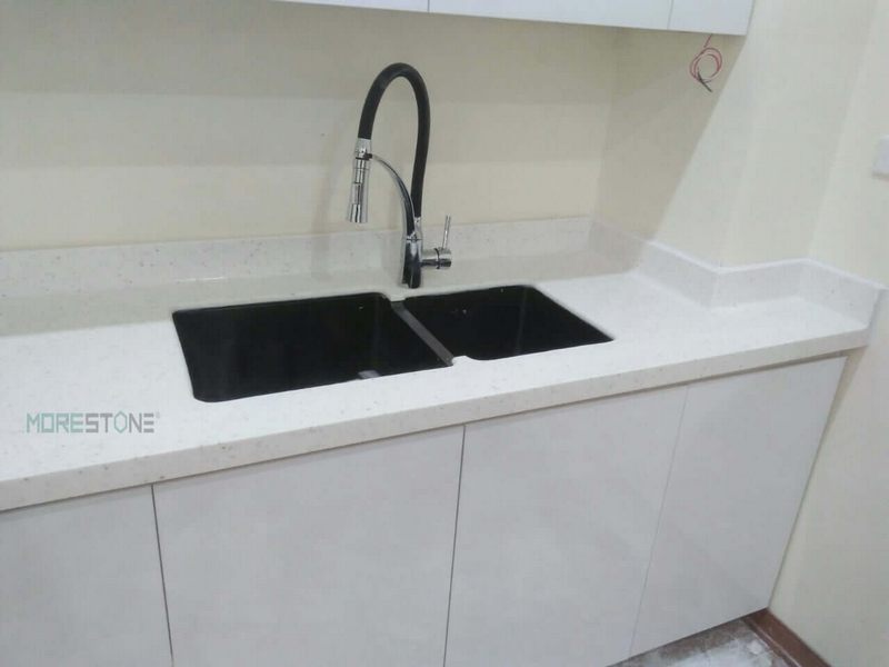 Mẫu thi công đá ốp Himacs trắng sang trọng và tinh tế được áp dụng cho các công trình như chung cư, nhà phố, biệt thự.